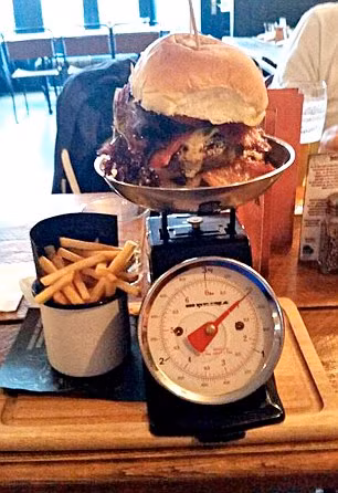 William Sitwell, giám khảo MasterChef và là một nhà phê bình thực phẩm cho rằng, trào lưu này thật đáng ghê tởm.