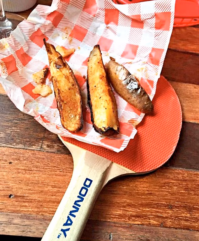 Bên cạnh đó, vấn đề lo lắng nhất là vệ sinh thực phẩm. Những đĩa ăn đặc biệt này không phải mô hình mà là thật. Vì vậy, làm sao có thể sạch sẽ khi mà thức ăn được đặt trên một phiến đá.