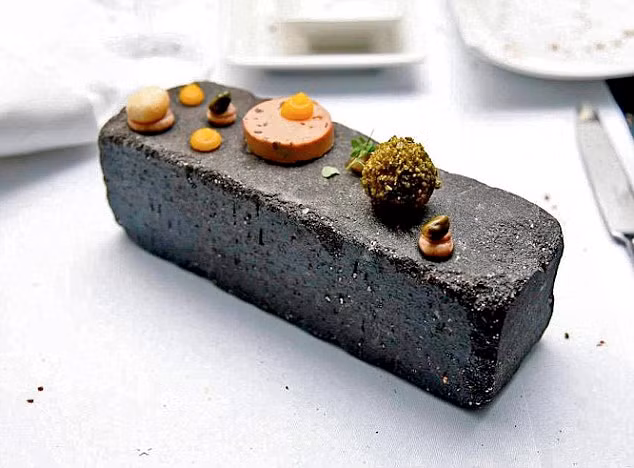 Nhiều nhà hàng kỳ lạ ở nước này phục vụ món bít tết trong một cái xẻng, cá hồi trong xô hay món gà rô ti trên một viên gạch.