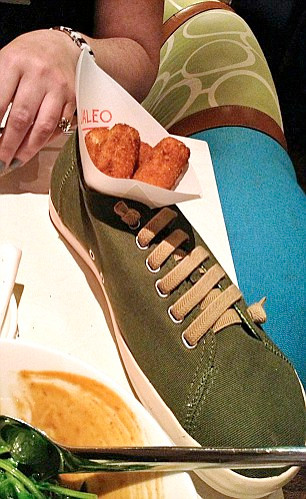 Nhiều người đã cho rằng, việc ăn trên đĩa phát ra tiếng kêu rất ghê người. Một số cửa hàng bắt đầu dùng đồ gỗ để phục vụ thực khách. Nhưng dần dần, mọi thứ gần như vượt tầm kiểm soát khi các cửa hàng dùng những thứ rất kỳ dị để phục vụ thức ăn.