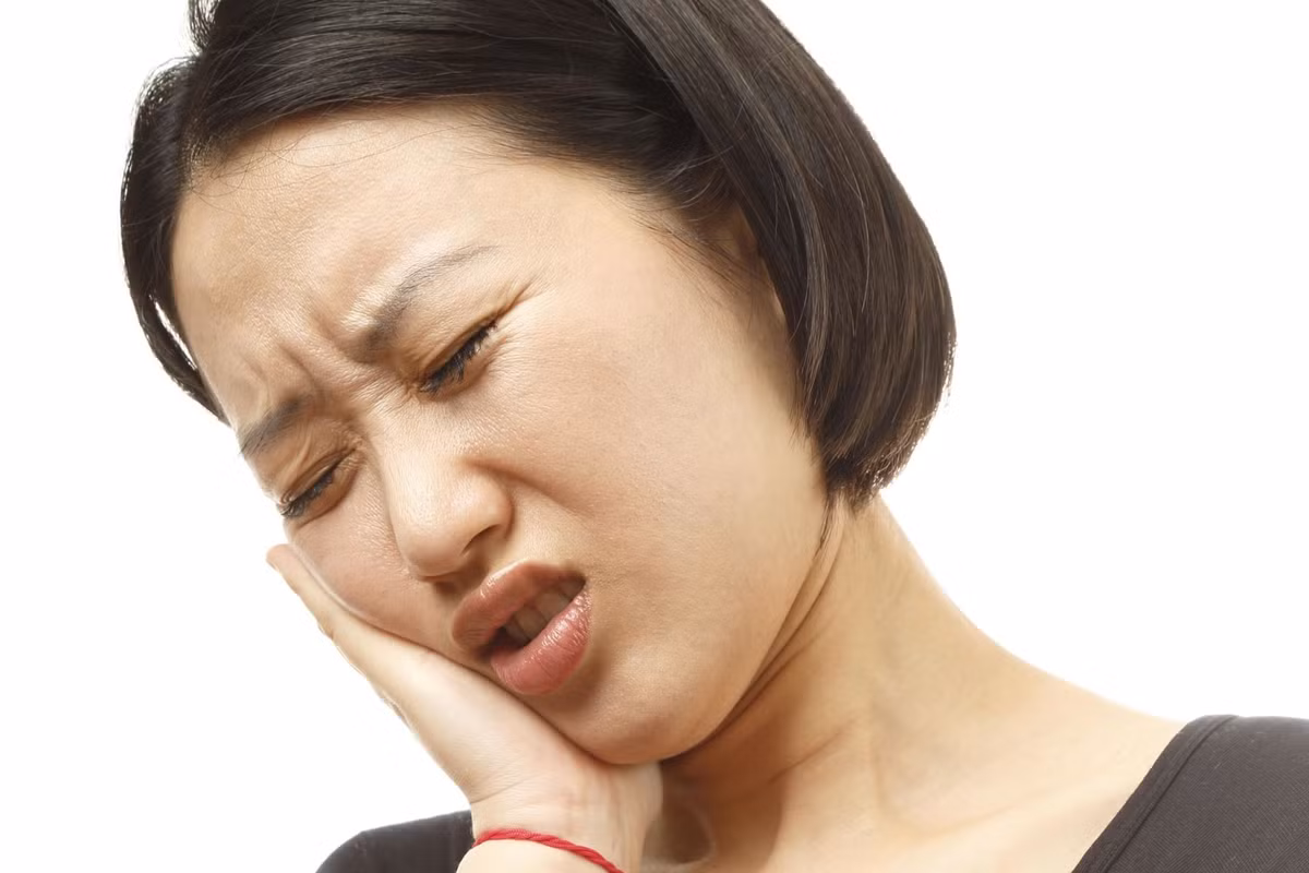 Sai lầm 2. Phải nhổ bỏ hết răng khôn. Nhiều nha sĩ vẫn khuyên bệnh nhân là hãy nhổ bỏ hết răng khôn, ngay cả khi nó chưa gây ra bất cứ vấn đề nào. Tuy nhiên thực tế, chiếc răng khôn sinh ra vốn có lý do của nó.