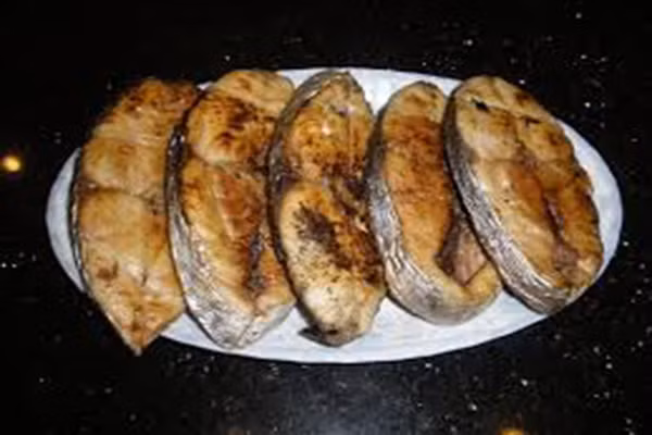 Cá thu. Cá thu là nguồn cung cấp B3 lớn nhất trong các loại cá. 85g cá thu chứa nửa nhu cầu B3 hàng ngày, và gấp đôi lượng axít béo omega-3 giúp chống sưng viêm, phòng chống ung thư.