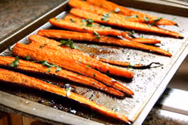 Cà rốt. Trong một nghiên cứu trên tạp chí Tiến hóa và Hành vi Con người cho thấy, nồng độ melanin và carotenoid cao trong da không chỉ có sự bảo vệ cao hơn với ánh nắng mà còn được nhận xét là khỏe mạnh và hấp dẫn hơn.