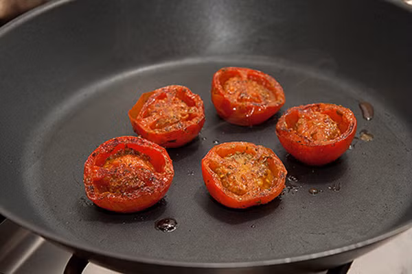 Cà chua. Một nghiên cứu đã cho thấy, tỉ lệ melanoma (tế bào hắc tố ung thư da) ở vùng Địa Trung Hải rất thấp. Do bởi vùng này, người dân áp dụng chế độ ăn cà chua bột hàng ngày. Cà chua có thể bảo vệ đến 33% da khỏi cháy nắng. Không chỉ nên trộn nó cùng salad, hãy nướng hoặc nấu cà chua lên để tăng lượng lycopene - một chất oxy hóa chống lại bệnh tật trong nó đến 35%.