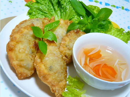 Bánh gối. Chỉ 4.000-5.000 đồng một chiếc bé hoặc 10.000 đồng chiếc to nhưng nó mang tới cho bạn nhiều dinh dưỡng. Người Hà Nội không ai còn xa lạ với món này. Tuy nhiên, để ăn sáng thì hơi khó tìm quán. Bạn phải đi lên phố Lương Văn Can hoặc Gốc Đa sẽ phục vụ cho bữa sáng. Trong buổi chiều thì món này rất nhiều trên các tuyến phố. (Ảnh: Ngoisao).