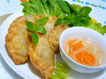 Bánh gối. Chỉ 4.000-5.000 đồng một chiếc bé hoặc 10.000 đồng chiếc to nhưng nó mang tới cho bạn nhiều dinh dưỡng. Người Hà Nội không ai còn xa lạ với món này. Tuy nhiên, để ăn sáng thì hơi khó tìm quán. Bạn phải đi lên phố Lương Văn Can hoặc Gốc Đa sẽ phục vụ cho bữa sáng. Trong buổi chiều thì món này rất nhiều trên các tuyến phố. (Ảnh: Ngoisao).