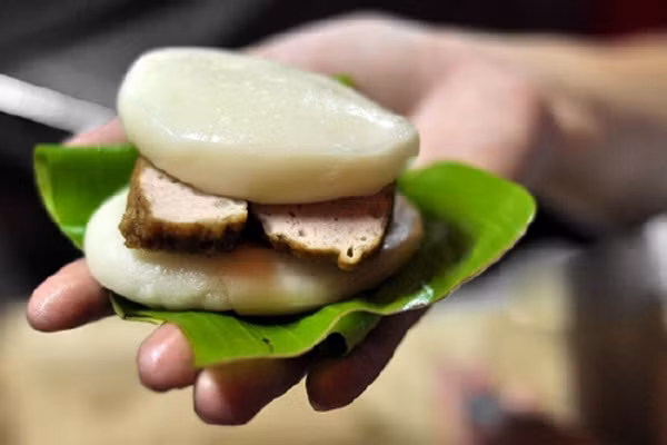 Bánh ày là một loại bánh truyền thống của dân tộc có từ đời vua Hùng. Bánh được làm từ gạo nếp giã mịn. Có hai loại, bánh dày kẹp giò và bánh dày nhân đỗ. Mỗi buổi sáng, trên đường phố Hà Nội ngập tràn các loại bánh này. Vừa ngon, không ngán và có chi phí vô cùng rẻ, chỉ 10.000 đồng một cặp to bằng lòng bàn tay là bạn đã có một bữa sáng rất ngon lành. (Ảnh: Nhahanghanoi).