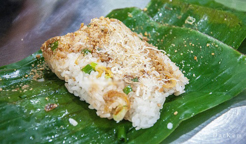 Xôi bình dân. Sáng sớm hoặc vào buổi tối, những xe xôi di động chạy khắp Hà Nội. Hoặc những thúng xôi rất “Việt Nam” ngồi cạnh vỉa hè với đủ các loại xôi để bạn chọn lựạ: xôi ruốc, xéo, dừa, đỗ đen … Quá ổn cho một phần ăn sáng 10.000 đồng, ngon, nhanh, gọn, đủ chất. (Ảnh: Monngonmoingay).