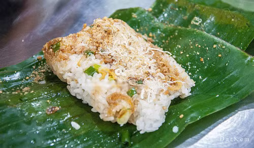 Xôi bình dân. Sáng sớm hoặc vào buổi tối, những xe xôi di động chạy khắp Hà Nội. Hoặc những thúng xôi rất “Việt Nam” ngồi cạnh vỉa hè với đủ các loại xôi để bạn chọn lựạ: xôi ruốc, xéo, dừa, đỗ đen … Quá ổn cho một phần ăn sáng 10.000 đồng, ngon, nhanh, gọn, đủ chất. (Ảnh: Monngonmoingay).