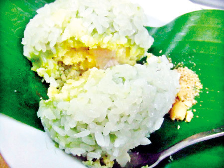 Bánh khúc. Với những người không thích ăn xôi khô thì đây là lựa chọn hoàn hảo nhất. Bánh được làm nhân từ lá rau khúc trộn đỗ và thịt và xôi bọc ngoài. Món ăn rất đẹp mắt với đủ màu sắc, xanh xanh của lá khúc (lá dứa), vàng ươm của đậu, hồng hào của thịt băm... Món này cực kỳ thơm ngon mà giá chỉ 10.000 đồng, nơi nào bán nhiều hơn thì cũng chỉ 15.000 đồng. (Ảnh: Giadinh,net).