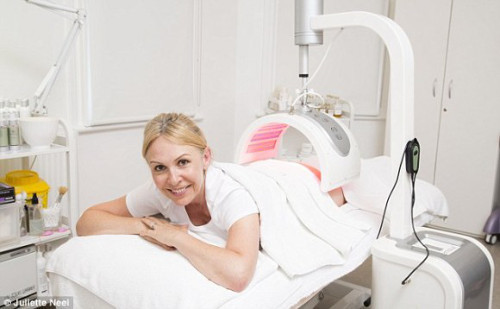 Đắp mặt nạ. Nhiều chị em chỉ chú ý đắp mặt nạ cho da mặt mà quên đi vùng da vòng 3. Vùng da này không cần trắng, nhưng cũng cần đồng màu với các vùng da lân cận. Để xóa đi những vết thâm sần, trong khi tắm bạn có thể sử dụng một số mặt nạ đặc hiệu như: đường nâu kết hợp với gạo cám, trà xanh kết hợp với mật ong...Ảnh: tapchilifestyle