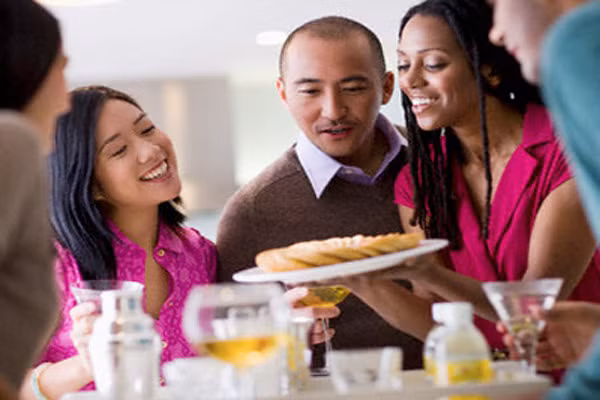 Hòa nhập với xã hội. Xã hội hóa là sự kích thích tinh thần tốt nhất để thúc đẩy chức năng lý luận, trực giác, suy nghĩ và cảm giác để bảo tồn các tế bào não và khuyến khích các kết nối mới trong não. Một nghiên cứu từ tạp chí PLoS Medicine đã cho thấy rằng những người cô đơn có khả năng gấp đôi mắc bệnh mất trí nhớ. Vì vậy, hãy duy trì thói quen giao thiệp xã hội để có được sức khỏe tinh thần.