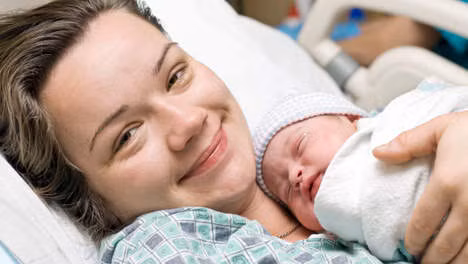 Sở dĩ có được kết quả xếp hạng này là vì ngoài điều kiện về cơ sở vật chất còn có các tiêu chí đánh giá tổng hợp khác như việc chăm sóc và các điều kiện sức khỏe của người phụ nữ trước, trong và sau khi mang thai, việc chăm sóc và điều kiện sức khỏe của trẻ sơ sinh, môi trường giáo dục, vị thế của người phụ nữ và vai trò của phụ nữ đối với chính trị... Ảnh minh họa: 7sur7.be.