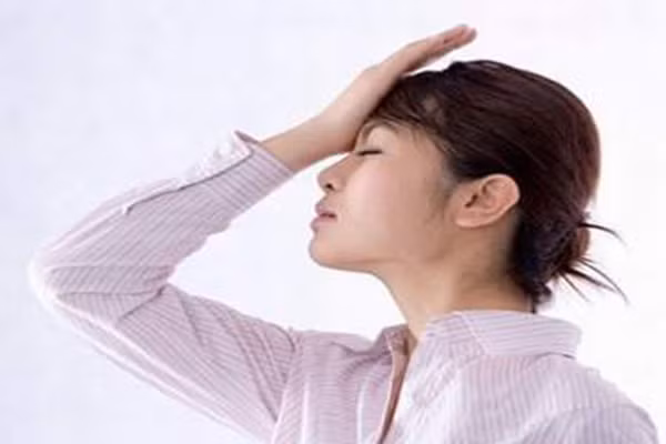 Ung thư tuyến mồ hôi sẽ xuất phát từ phần phụ của da, ban đầu là những nốt nhỏ trên da rồi tăng dần kích thước. Giai đoạn này rất khó chẩn đoán, chỉ đến khi trên cơ thể bệnh nhân có hiện tượng chảy máu, tiết dịch thì triệu chứng mới rõ ràng hơn. Vì vậy, khi thấy có những nốt nhỏ thì đừng chủ quan, hãy đến ngay bác sỹ để họ có thể chẩn đoán bệnh sớm.