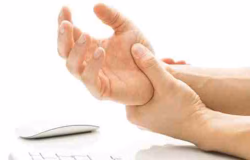 Ngứa. Ngứa ran, nhói đau, và tê ở bàn tay, bàn chân, hoặc một số vị trí khác là dấu hiệu của cơ thể thiếu hụt vitamin B7, B6 và B12. Hãy bổ sung nhiều rau bina, măng tây, củ cải đường, các loại đậu như đậu pinto, đậu đen, đậu ván trắng, đậu lima, trứng, bạch tuộc, trai, nghêu, hàu và gia cầm.