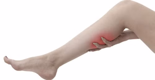 Chuột rút là một trong những dấu hiệu cơ thể thiếu vitamin B, canxi, magie và kali. Nên ăn nhiều chuối, quả hạnh, hạt dẻ, bí, anh đào, táo, bưởi, bông cải xanh, cải bắp, các loại rau có lá xanh thẫm như cải xoăn, rau bina và bồ công anh.