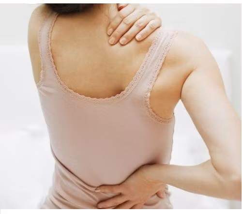 Đau nhức cơ bắp và đổ mồi hôi. Hiện tượng đau nhức trong cơ bắp hoặc xương và đổ mồ hôi nhiều trên đầu đều là triệu chứng cho thấy cơ thể thiếu vitamin D. Hãy bổ sung các loại thực phẩm giàu vitamin D vào chế độ ăn hàng ngày như dầu gan cá, cá, sò, sữa đậu nành, trứng, nấm, các sản phẩm từ sữa...