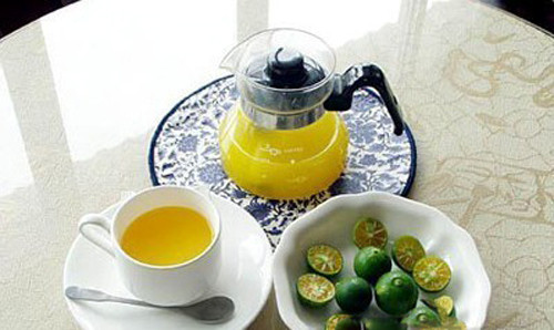 Trà quất mật ong là thức uống giàu vitamin C nên giúp tăng cường sức đề kháng và thanh lọc gan một cách tự nhiên. Loại trà này có vị chua thơm dìu dịu nên rất dễ uống. Ảnh: thucdongiamcan