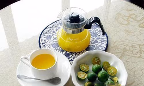 Trà quất mật ong là thức uống giàu vitamin C nên giúp tăng cường sức đề kháng và thanh lọc gan một cách tự nhiên. Loại trà này có vị chua thơm dìu dịu nên rất dễ uống. Ảnh: thucdongiamcan