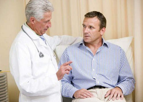 Đi ngoài ra máu. Khi phân đi qua khối u không chỉ làm cho chúng thay đổi về kích cỡ mà chúng còn gây nên hiện tượng chảy máu. Vì vậy, đi ngoài ra máu cũng là một trong những triệu chứng nghiêm trọng của ung thư đại trực tràng. Người bị ung thư trực tràng đi ngoài ra máu thường có màu đỏ tươi, nhỏ giọt, phủ lên phân. Ảnh: phongkhamhanoi