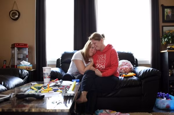 May mắn là, mẹ con cô còn có những người bạn. Họ luôn giúp đỡ cô trong cuộc sống. Tình cảm của bạn bè là động lực rất lớn để cô vượt qua giai đoạn khó khăn này.