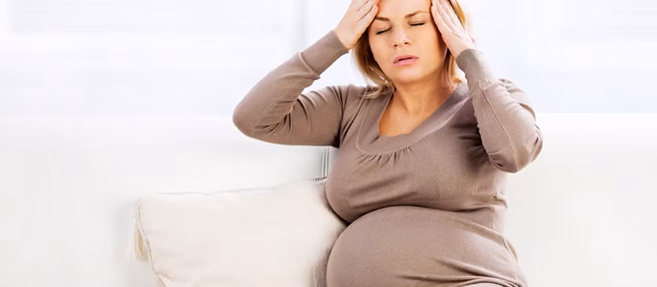 Đau đầu dữ dội và dai dẳng. Trong thời gian mang thai, thai phụ đột nhiên thấy các hiện tượng như đau đầu dữ dội và kéo dài, chóng mặt, hoa mắt, ngột ngạt, hụt hơi, đau ở vùng tim... phần lớn là do người bệnh cao huyết áp. Nếu không được chữa trị kịp thời có thể gây ra chứng tiền sản giật với tỷ lệ tử vong cao cho cả mẹ và con.