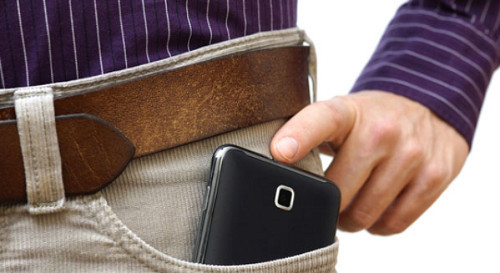 Tránh để điện thoại túi áo trước ngực. Nhiều người, đặc biệt là nam giới có thói quen để điện thoại trong túi áo trước ngực, rất gần với tim. Thói quen này khiến cho bức xạ phát ra từ điện thoại có thể ảnh hưởng đến tim. Thay vào đó, bạn nên cất điện thoại trong túi xách hoặc túi quần.