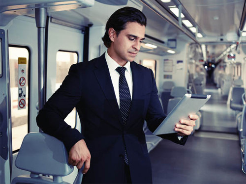 Không gọi di động ở nơi không gian kín. Không nên gọi di động ở những nơi không gian kín như trong thang máy, trên tàu hoả, trong tàu điện ngầm… Bởi lúc đó, điện thoại di động sẽ phải phát bức xạ ở mức cao nhất để tránh trường hợp bị đứt đoạn tín hiệu.