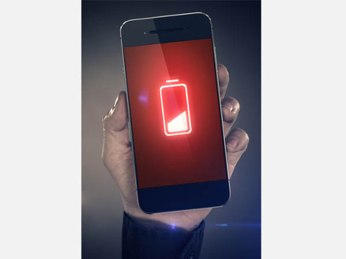 Tránh dùng khi pin yếu. Khi pin điện thoại yếu, bạn nên hạn chế các cuộc gọi. Nguyên nhân là pin yếu có thể tạo ra nhiều sóng bức xạ hơn bình thường. Vì vậy, nên sạc pin đầy đủ mới sử dụng điện thoại.