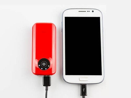 Tránh dùng khi đang sạc pin. Trong lúc sạc pin, tốt nhất tránh sử dụng điện thoại. Lúc này có rất nhiều mối nguy hiểm phát ra từ điện thoại ngoài bức xạ. Trong lúc đang sạc, điện thoại sẽ nóng hơn đáng kể so với khi được sử dụng bình thường. Do đó, khi sử dụng có thể gây thêm áp lực cho thiết bị và bộ sạc, dẫn tới cháy nổ.