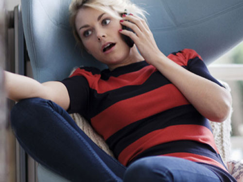 Hạn chế nói chuyện dài. Nếu không cần thiết, tốt nhất bạn không nên “nấu cháo” điện thoại. Bởi càng nói chuyện ít thì tỷ lệ hấp thụ bức xạ điện thoại càng thấp.