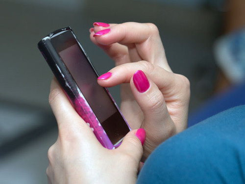 Gửi tin nhắn. Nếu không có việc quá cần thiết, bạn có thể sử dụng tin nhắn để liên lạc. Bằng cách này điện thoại không tiếp xúc gần với tai, do đó sẽ bảo vệ bộ não khỏi bức xạ điện thoại.