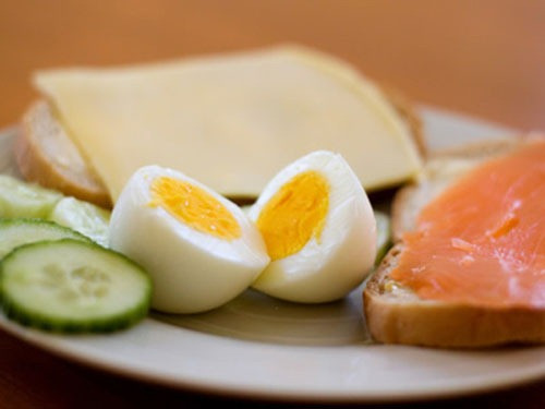 Trứng chứa nhiều axit amin thiết yếu con người cần. Ăn đủ lượng protein cần có thể giúp thúc đẩy tăng trưởng và duy trì các mô cơ thể, giảm cân, tăng khối lượng cơ, giảm huyết áp …