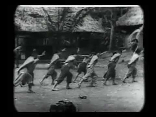 Bác còn ân cần sửa chữa những động tác sai trong khi võ cho từng chiến sĩ. Ảnh: youtube