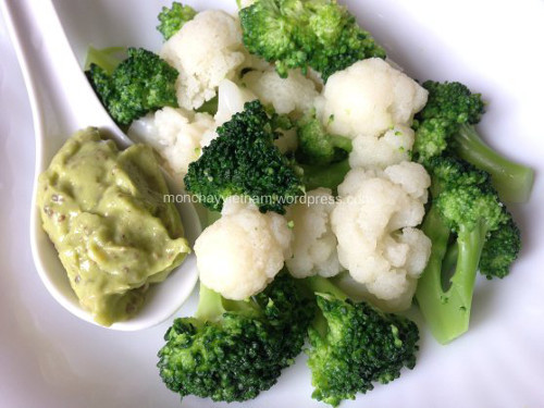 Súp lơ luộc sốt bơ. Súp lơ rửa sạch, thái miếng rồi cho vào nước sôi luộc vừa chín. Vớt ra đĩa. Trái bơ bổ đôi, bỏ hột, gạt ruột bơ vào máy xay nhuyễn với nước tương. Cho hạt chia vào trộn đều. Để khoảng 15 phút. Sau đó ăn cùng với súp lơ luộc. Ảnh: monchayvietnam