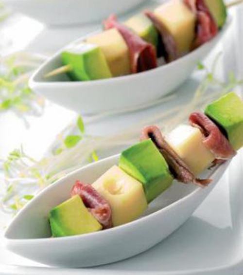 Giăm bông xiên bơ. Cắt trái bơ, phô mai và thịt giăm bông thành khối cạnh 2cm. Sau đó xiên các nguyên liệu xen kẽ nhau. Xếp ra đĩa và dùng chung với nước tương. Ảnh: scottage