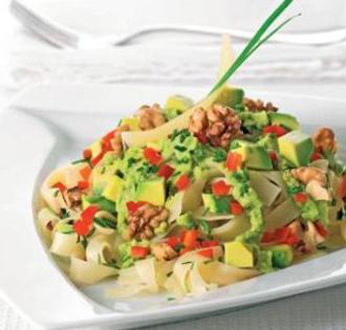 Mì ống trái bơ. Gọt vỏ 2 trái bơ, một quả nghiền nát và rưới thêm 1 chút dầu. Trái bơ còn lại cắt thành những khối vuông nhỏ. Thêm vào hỗn hợp bơ nghiền kem và những lát bơ. Nêm nếm và hầm chín. Sau đó đổ hỗn hợp vào bát gồm hẹ xắt nhỏ, mỳ và hạt tiêu đỏ. Ảnh: sieuthitraicay