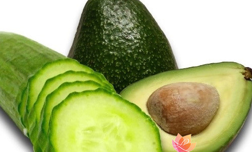 Sushi cuộn bơ là món ăn khá cầu kỳ nhưng lại rất ngon và bổ dưỡng. Trước hết, lọc lấy thịt cua hoặc mua thịt cua hộp. Thịt cua để ráo thì cho vào bát cùng với mayonnaise trộn đều. Dưa chuột rửa sạch gọt vỏ, cắt thành các thanh dài khoảng 5-6cm. Bơ tươi gọt vỏ và cắt thành các lát mỏng dày 1cm. Ảnh: tiensilanda