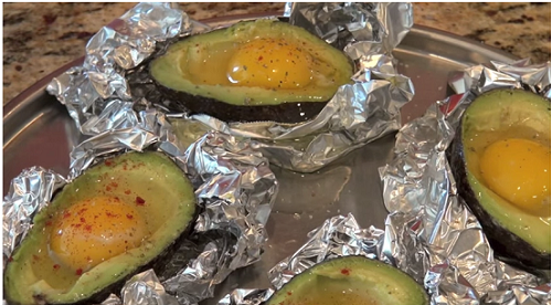 Trứng nướng bơ tươi. Bơ kết hợp với trứng gà sẽ tạo hương vị mới lạ vô cùng hấp dẫn. Bơ bổ làm đôi, bỏ hạt, khoét một chút ruột rồi đập trứng vào. Rắc chút tiêu đen, muối lên trên. Dùng giấy bạc bọc xung quanh nửa quả bơ rồi cho vào lò nướng. Khi trứng và bơ chín, rắc chút thịt hun khói lên trên vừa để trang trí tạo màu sắc bắt mắt, vừa để gia tăng thêm hương vị cho món ăn. Ảnh: thegioitre