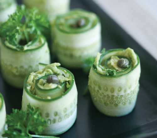 Dưa chuột cuộn bơ. Bơ tách đôi lấy ruột đem trộn với muối, tiêu, mùi tây và một chút nước cốt chanh. Dưa chuột thái mỏng, dài và cuộn tròn hỗn hợp bơ vào bên trong. Có thể trữ lạnh nếu chưa ăn ngay. Ảnh: zing