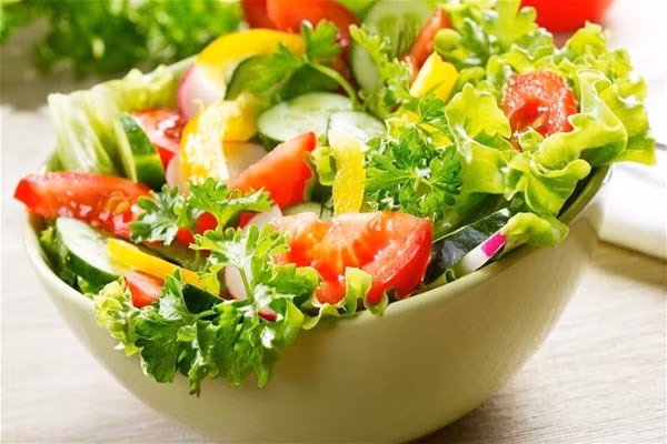 Ăn uống khoa học. Yêu cầu đầu tiên với bệnh nhân là phải có một chế độ ăn uống khoa học, đầy đủ chất dinh dưỡng. Những người bị ung thư bạch cầu thường rất khó ăn uống, đi kèm với các triệu chứng như buồn nôn, đau miệng… Một chế độ ăn uống đầy đủ chất dinh dưỡng cần thiết, linh hoạt trong thay đổi thực hiện sẽ góp phần giúp bệnh nhân có thể chất tốt để vượt qua được tác dụng phụ trong những đợt điều trị bệnh.