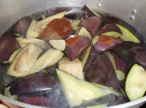 Cà tím luộc. Cà tím là thực phẩm kiềm tính và hầu như không chứa nhân purin. Nghiên cứu hiện đại cho thấy cà còn có tác dụng lợi niệu ở một mức độ nhất định. Cà tím rửa sạch, ngâm lại với chút muối, sau đó luộc chín và thái thành miếng. Cho cà vào cái đĩa rộng lòng, cho thêm xì dầu, dầu vừng, chút muối và gia vị vừa đủ, trộn đều, ăn cách nhật. Ảnh: khampha