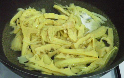 Măng sợi xào. Món ăn này có thể dùng thường xuyên và dùng khi bệnh gút chưa phát tác. Măng tre rửa sạch, chẻ thành sợi nhỏ. Sau đó đun sôi dầu thực vật rồi cho măng vào xào chín. Nêm gia vị vừa ăn rồi tắt bếp. Ảnh: yduocdoisong
