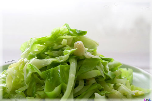 Bắp cải xào. Đây không chỉ là món ăn thanh đạm, nhiều vitamin mà còn rất thích hợp với giai đoạn điều trị củng cố bệnh gút. Bắp cải rửa sạch, thái nhỏ để ráo nước. Đun nóng dầu trong chảo thì cho bắp cải vào xào. Thêm chút gừng đập dập và nêm gia vị vừa ăn. Bắp cải chín mềm là có thể dùng được. Ảnh: bestslim