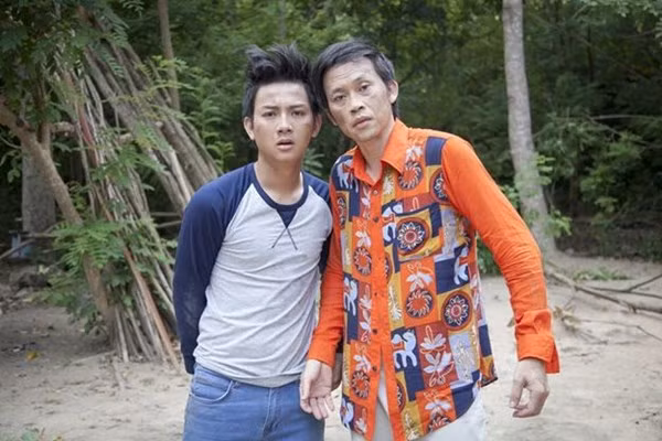 Sự xuất hiện của bộ đôi Hoài Linh - Hoài Lâm và nữ danh hài Việt Hương sẽ hứa hẹn hút khán giả đến rạp cho bộ phim "Quý tử bất đắc dĩ". Phim kể về mối tình già giản dị của ông Minh và bà Hai Sửu. Định mệnh xui khiến cho bà Hai Sửu bỗng nhiên có một số tiền “khủng” khiến nhiều người mơ ước. Với món quà từ trên trời rơi xuống, bà thổ lộ một mong muốn sẽ tìm lại được đứa con thất lạc của mình. Bí mật đó vô tình bị phát hiện bởi những con người toan tính, mưu lợi. Để rồi họ phải tìm mọi cách để trở thành... quý tử bất đắc dĩ của một người không hề quen biết.