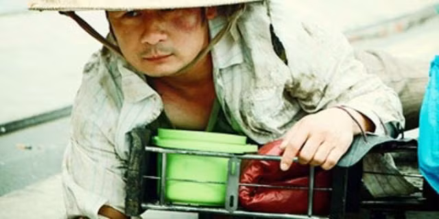 Thu hút sự quan tâm của công chúng trong thời gian gần đây với hình ảnh kẻ hành khất dơ dáy của ca sĩ hải ngoại Bằng Kiều, dự án "Sơn đẹp trai" của đạo diễn Thịnh “chuột” (Nguyễn Quang Thịnh) đã bước đầu thành công trong chiến dịch quảng bá. Dù vậy, trên nhiều phương tiện thông tin đại chúng, có chỗ gọi đây là phim truyền hình, có nơi lại đăng đây là phim chiếu rạp, điều này đã gây ra một sự thiếu rõ ràng và hoang mang từ những ngày đầu định hướng truyền thông của phim.