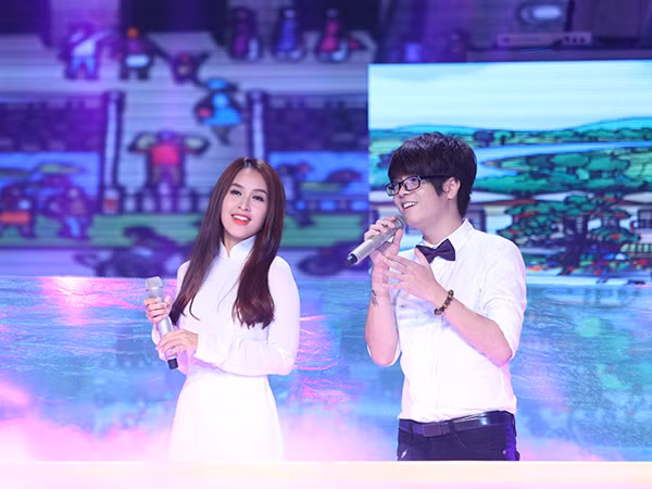 Tú Vi và Bùi Anh Tuấn được giám khảo khen ngợi khi khéo léo kết hợp hài hòa ba ca khúc với phong cách khác nhau "Nồng nàn Hà Nội - Huế tình yêu của tôi - Sài Gòn" trong phần trình diễn lắng đọng của mình. Cả hai dành số điểm ngang bằng với Nam Cường và Quế Vân.