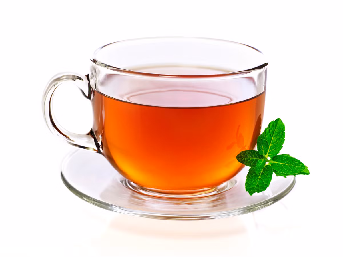 Trà. Không nên uống nhiều trà hoặc uống trà quá đậm đặc bởi chất tananh trong trà sẽ khiến nhiệt độ cơ thể tăng làm tăng huyết áp dẫn đến tăng nhiệt độ. Hơn nữa, nếu bệnh nhân đang uống thuộc hạ sốt uống trà cũng sẽ làm giảm tác dụng của thuốc. Ảnh: Natasha's Pierogi.