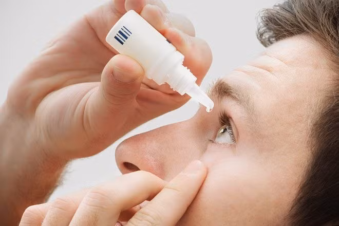 Khô mắt: Hiện tượng mắt co giật cũng có thể cánh báo mắt bạn bị khô do lão hóa, do ngồi máy tính nhiều hoặc dùng kính áp tròng, tác dụng phụ của thuốc,… Ảnh: Naijapr.