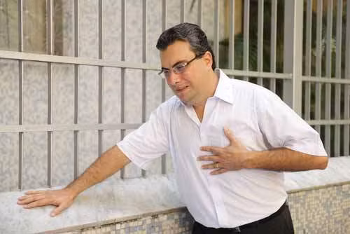 Khó thở, nhịp tim không đều. Cục máu đông có thể di chuyển đến bất cứ phần nào của cơ thể. Nếu bạn thấy khó thở thì có thể cục máu đông đã đi tới phổi. Khi máu bơm vào tâm thất gặp trở ngại sẽ dẫn đến tim đập bất thường. Triệu chứng này vô cùng nguy hiểm. Ảnh: Hemensaglik.